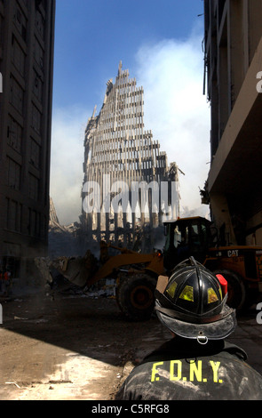 Fireman guarda al fumo resta a ground zero, World Trade Center seguenti 911 attacchi terroristici Foto Stock