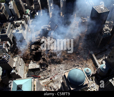 Vista aerea di rovine fumanti di ground zero, il World Trade Center a seguito della 911 attacchi terroristici Foto Stock