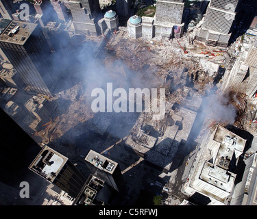 Vista aerea di rovine fumanti di ground zero, il World Trade Center a seguito della 911 attacchi terroristici Foto Stock