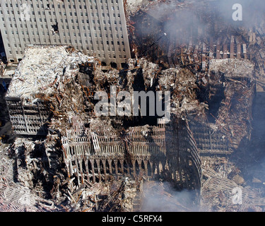 Vista aerea di rovine fumanti di ground zero, il World Trade Center a seguito della 911 attacchi terroristici Foto Stock