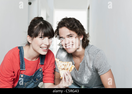 Germania, Colonia, Close up di coppia giovane avente la pausa pranzo nella ristrutturazione appartamento, sorridente, ritratto Foto Stock