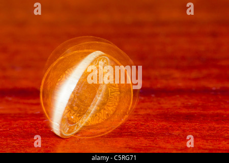 La filatura due pound coin su un tavolo Foto Stock