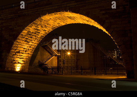 Bloccare e diga incorniciata da pietra il ponte di arco a saint Anthony Falls del fiume Mississippi in Minneapolis Foto Stock