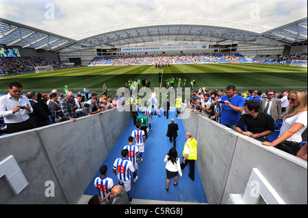 Brighton e Hove Albion contro Tottenham Hotspurs amichevole all'apertura ufficiale del nuovo Amex Stadium nel 2011 - giocatori di Brighton Foto Stock