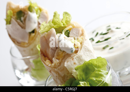 Involtini di pollo in bicchieri e salsa di yogurt in vetro, close-up Foto Stock