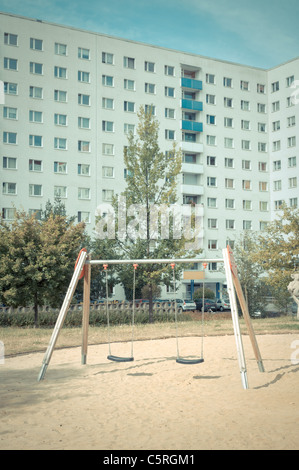 Svuotare il parco giochi, Plattenbau, pre-fabbricato edifici in cemento, alloggi sociali, residenziali, Jena, Turingia, Germania, e Foto Stock