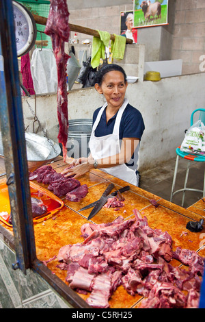 Carni bovine il fornitore, mercato in Chaltenango, Dipartimento Chaltenango, El Salvador Foto Stock