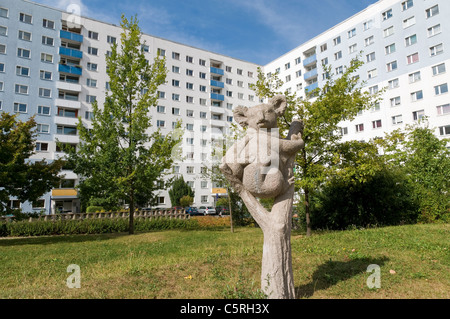 La scultura, Plattenbau, pre-fabbricato edifici in cemento, alloggi sociali, residenziali, Jena, Turingia, Germania, Europa Foto Stock