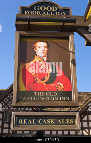 Vecchio Pub Wellington segno, Manchester, Inghilterra Foto Stock