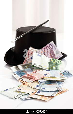 Diverse banconote in euro, Top hat e Bacchetta magica Foto Stock