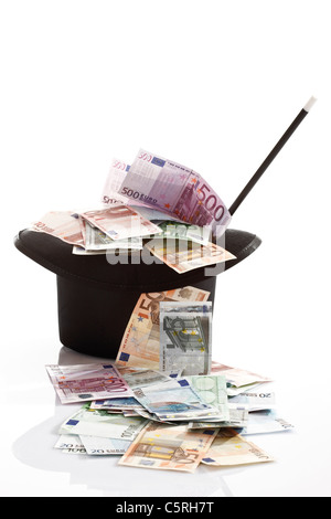 Diverse banconote in euro, Top hat e Bacchetta magica Foto Stock