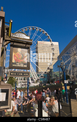 Old Wellington Inn e ruota di Manchester, Inghilterra Foto Stock