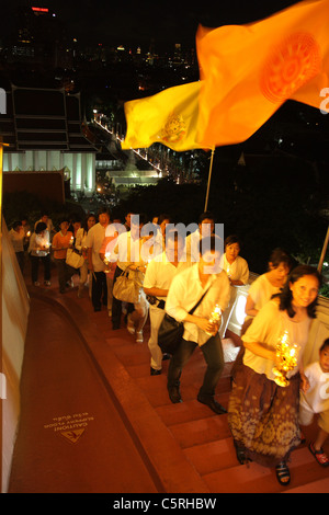 Popolo Thai offrire preghiere celebrando Loy Krathong festival Foto Stock