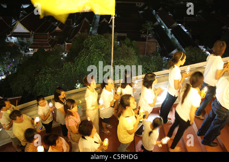 Popolo Thai offrire preghiere celebrando Loy Krathong festival Foto Stock