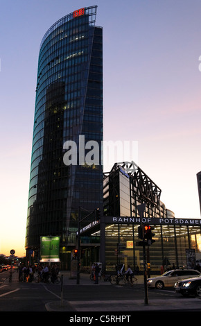 Torre di Deutsche Bahn AG, crepuscolo, Potsdamer Platz, Potsdam Square, Berlino, Germania, Europa Foto Stock