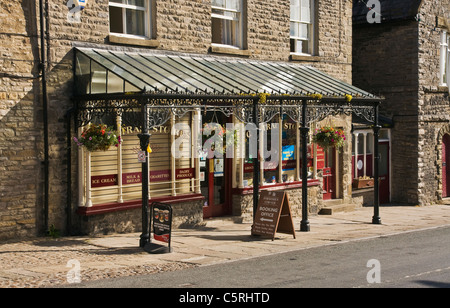 Veranda sul negozio di fronte a Middleham, North Yorkshire, Regno Unito Foto Stock