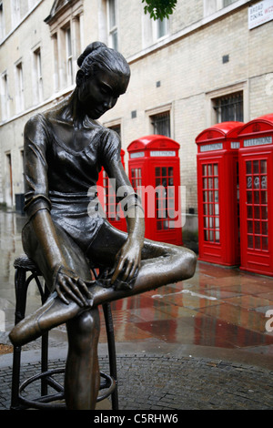 La statua del "giovane ballerino' da Enzo Plazotta (1921- 1981) a Londra, Inghilterra. Foto Stock