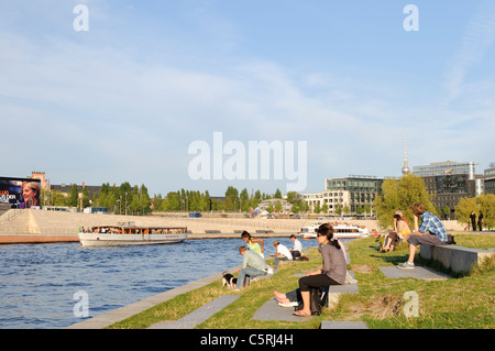 Stile di vita presso il fiume Sprea, Regierungsviertel distretto governativo di Berlino, Germania, Europa Foto Stock
