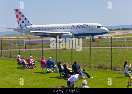 Croatia Airlines piano, visualizzazione aerea Park, l'aeroporto di Manchester, Inghilterra Foto Stock