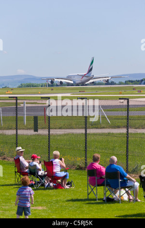 A380 Emirates Airbus, aviazione visualizzazione Park, l'aeroporto di Manchester, Inghilterra Foto Stock