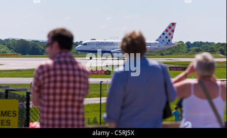 Croatia Airlines piano, visualizzazione aerea Park, l'aeroporto di Manchester, Inghilterra Foto Stock