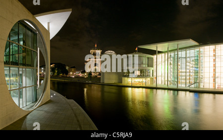 Marie-Elisabeth-Lueders-Haus edificio, Paul-Lobe-Haus edificio di notte, Regierungsviertel distretto governativo di Berlino, Germania Foto Stock