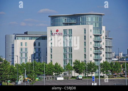 Ramada Hotel dal centro ExCeL, Royal Victoria Dock, Docklands di Londra, Newham, London, Greater London, England, Regno Unito Foto Stock