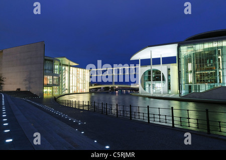 Marie-Elisabeth-Lueders-Haus edificio, Paul-Lobe-Haus edificio di notte, Regierungsviertel distretto governativo di Berlino, Germania Foto Stock