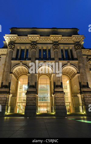 Retro del parlamento Reichstag di sera, Regierungsviertel distretto governativo di Berlino, Germania, Europa Foto Stock