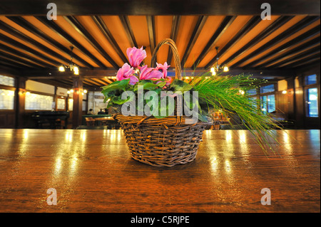 Mohonk Mountain House interno, Lago sala Lounge closeup del cesto fiorito sul tavolo, famoso storico resort inn, New Paltz, NY Foto Stock