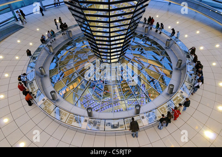 Cupola del parlamento Reichstag di sera, Regierungsviertel distretto governativo di Berlino, Germania, Europa Foto Stock