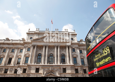 H M Treasury su Whitehall, Westminster, London, England, Regno Unito Foto Stock