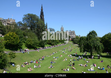 Guardando attraverso i giardini di Princes Street al Balmoral Hotel e il Monumento di Scott a Edimburgo, Scozia, Regno Unito Foto Stock