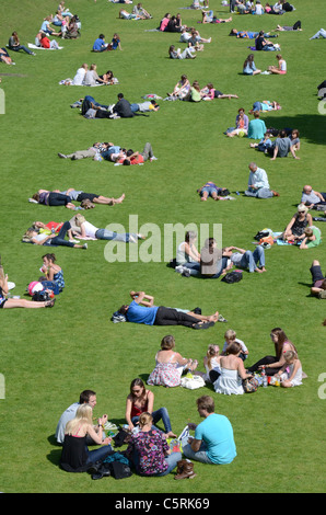 Persone godetevi il sole estivo nei giardini di Princes Street, Edimburgo, Scozia, Regno Unito.