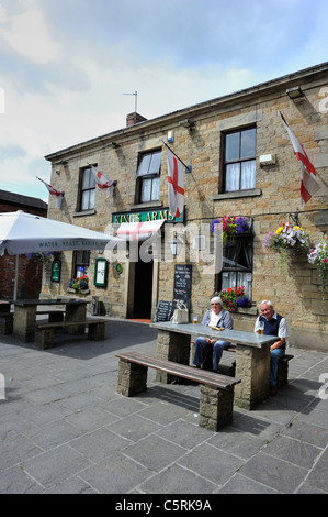 Giovane seduto fuori il Kings Arms, High Street, Garstang Foto Stock