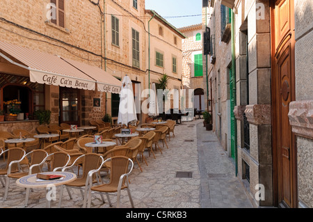 Sidewalk Café nel villaggio di montagna di Fornalutx, Maiorca, Spagna, Europa Foto Stock