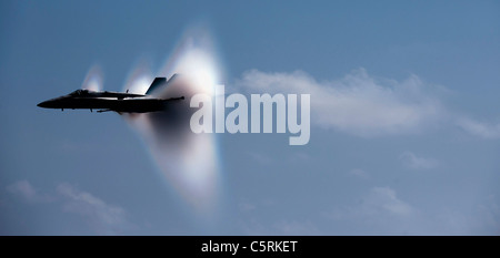 F/A-18E Super Hornet manovre di rompere la barriera del suono F18 F-18 Foto Stock