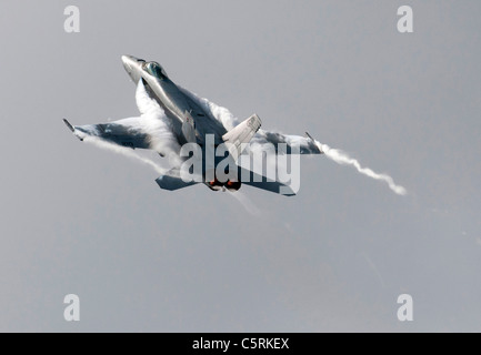 F/A-18E Super Hornet manovre di rompere la barriera del suono F18 F-18 Foto Stock