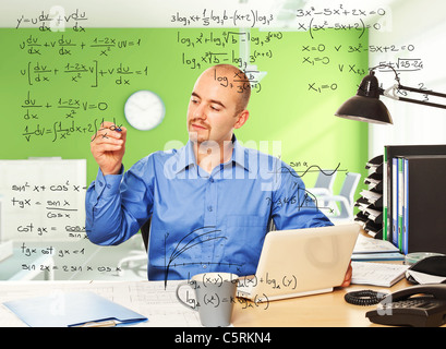 Giovane uomo in office scrivere formula matematica Foto Stock