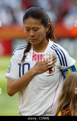 Giappone team capitano Homare Sawa si distingue per l'inno nazionale prima di un 2011 Coppa del Mondo Donne gruppo B il match contro il Messico. Foto Stock