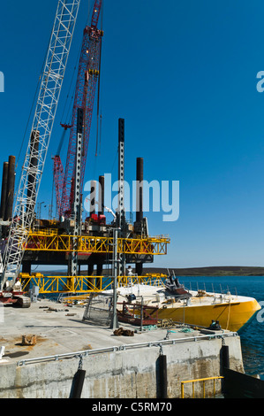 Dh Lyness Pier HOY ORKNEY Wellos pinguino e Fugro Seacore piattaforma di posizionamento attrezzatura presso il molo Foto Stock