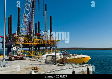 Dh Lyness Pier HOY ORKNEY Wellos pinguino e Fugro Seacore piattaforma di posizionamento attrezzatura presso il molo Scozia Scotland Foto Stock