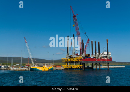 Dh Lyness Pier HOY ORKNEY Fugro Seacore piattaforma di posizionamento rig e giallo Wellos Penguin fonti rinnovabili Foto Stock