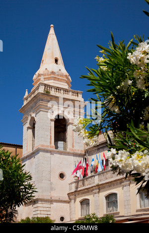 Il campanile della chiesa di San Giuseppe in Piazza IX Aprile, Taormina, Messina Sicilia Italia Foto Stock