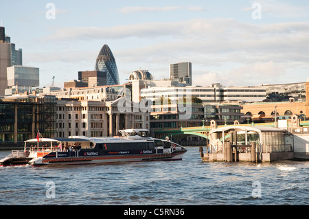 Un fiume di Londra bus (Thames Clipper) docks a Bankside Pier, Londra. Foto Stock