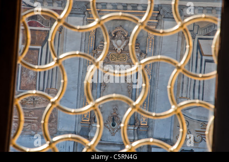 Barre dorato attraverso la finestra, guardando dall'harem, Il Palazzo di Topkapi, Istanbul, Turchia Foto Stock