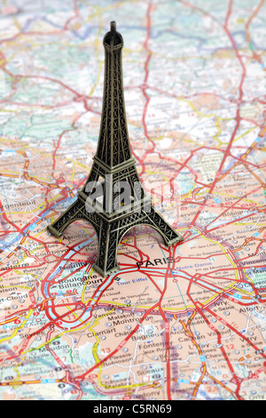 Statua della Torre Eiffel sulla mappa di Parigi Foto Stock