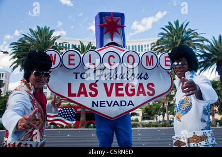 Elvis imitatori con Benvenuti a Las Vegas segno, Las Vegas, Nevada, STATI UNITI D'AMERICA Foto Stock