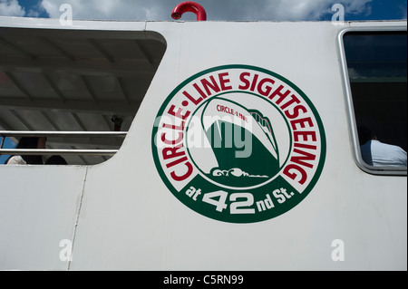 Circle-Line sightseeing a 42nd st. Il logo visto su un cerchio di barca di linea Foto Stock