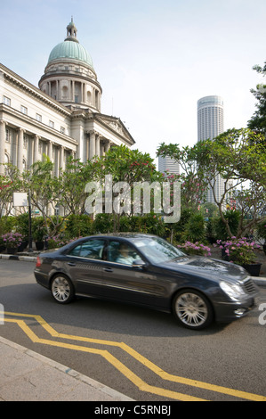 Mercedes di fronte al vecchio edificio della Corte suprema, Singapore, Sud-est asiatico, in Asia Foto Stock